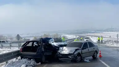 Çift Araç Kazası: 1 Ölü, 4 Yaralı