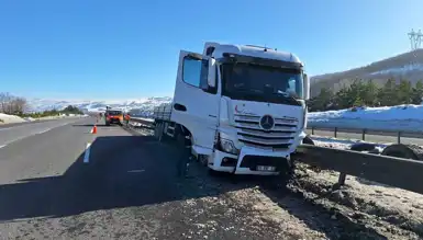 Otoyolda TIR Kazası: Bariyerlere Çarpma