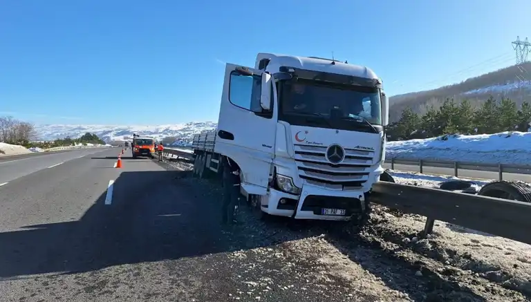 Otoyolda TIR Kazası: Bariyerlere Çarpma